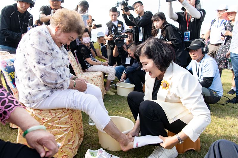 縣長張麗善親自為婆婆洗腳，以行動傳達孝親意義。（圖／主辦單位提供）