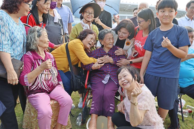 百歲人瑞接受晚輩洗腳。（圖／主辦單位提供）