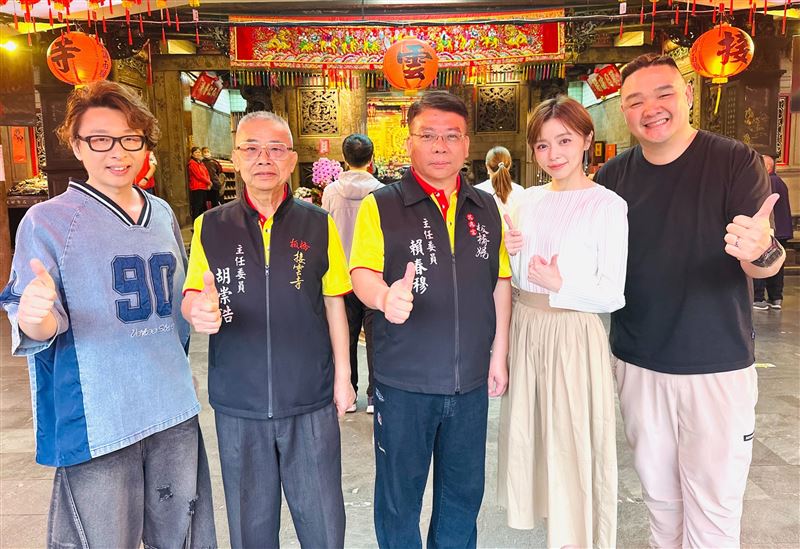 （左起）廖伯斯、接雲寺「胡崇浩主委」、板橋慈惠宮「賴春穆主委」、王瞳、林道遠參與板橋慈惠宮媽祖聖誕遶境活動。（圖／民視提供）