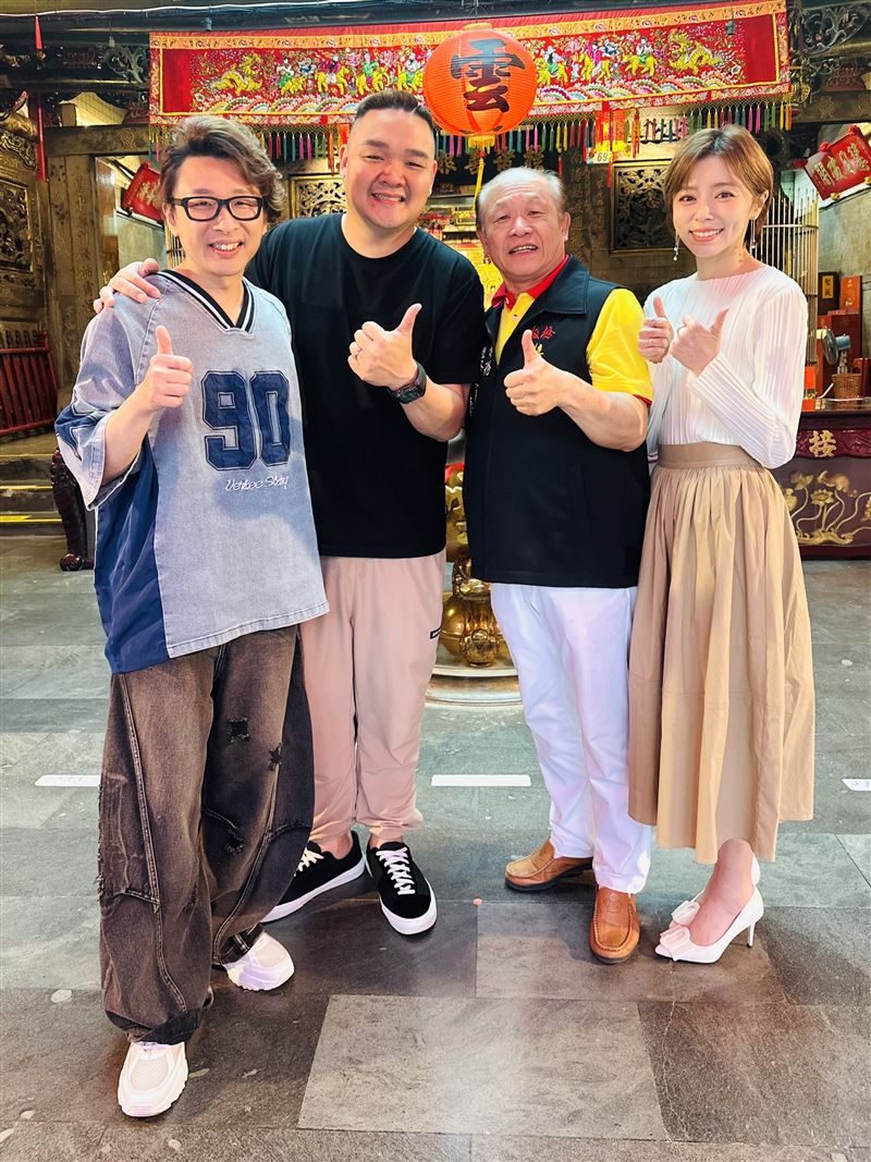 廖伯斯（左一）被人潮所震撼。（圖／民視提供）