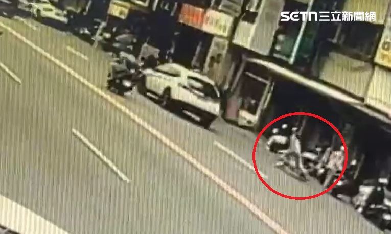 當時騎士先勾到女童騎的腳踏車，女童也摔倒。（圖／翻攝畫面）
