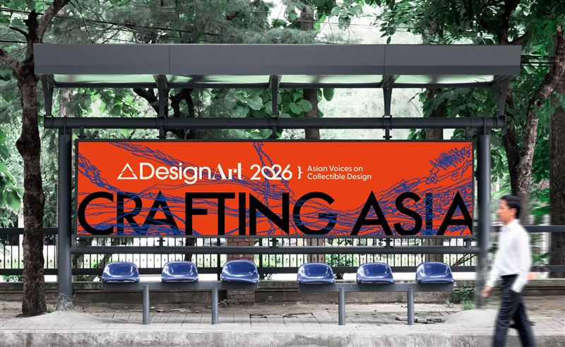 ΔDesignArt 2026展會主視覺主視覺呼應主題「CRAFTING ASIA」精神，以高飽和橘底搭配原子筆藍線，保留即興、未修正的創作狀態。（圖／飯店旅宿業者提供）
