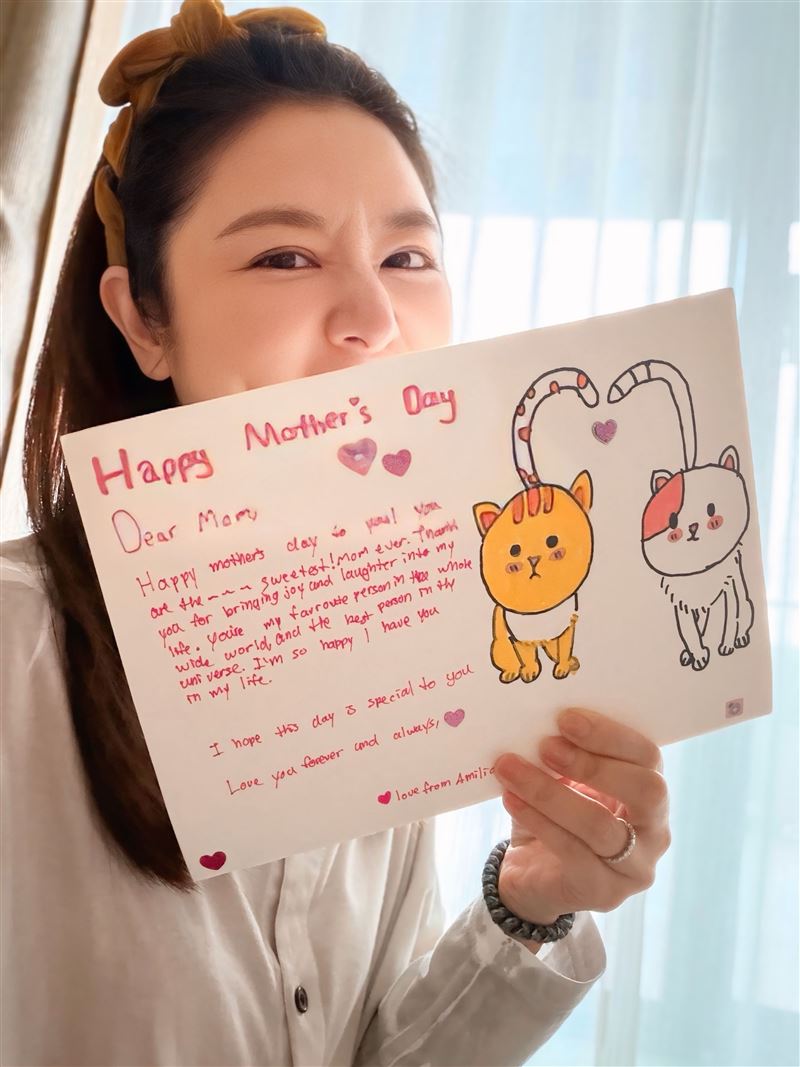 林心如開心曬出女兒送的母親節卡片。(圖/翻攝自林心如臉書)