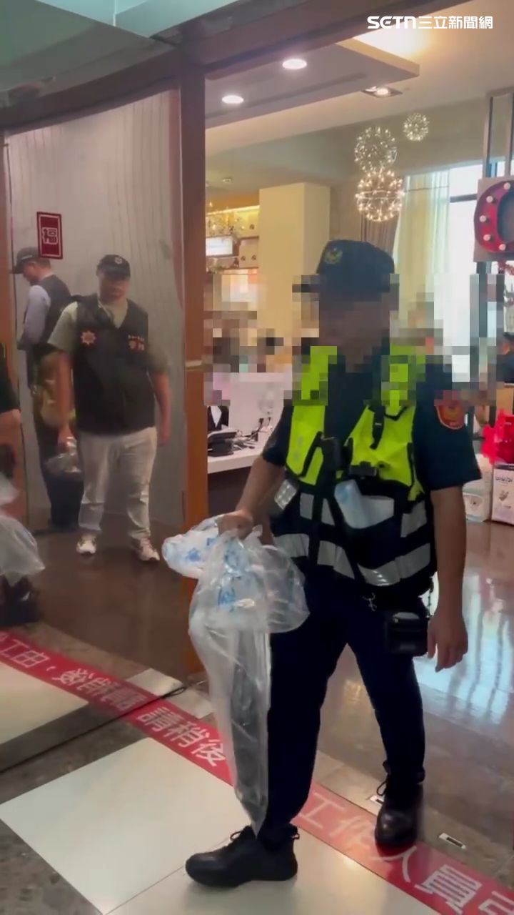 中正一分局偵查隊到場進行反針孔監測。(圖/翻攝畫面)