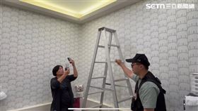 中正一分局偵查隊到場進行反針孔監測。（圖／翻攝畫面）