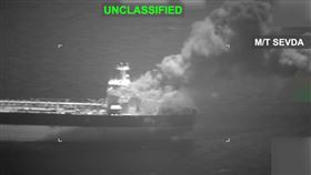 2艘伊朗油輪被擊中！美軍公開衛星畫面「狂燒不止」（翻攝自美國中央司令部官網）