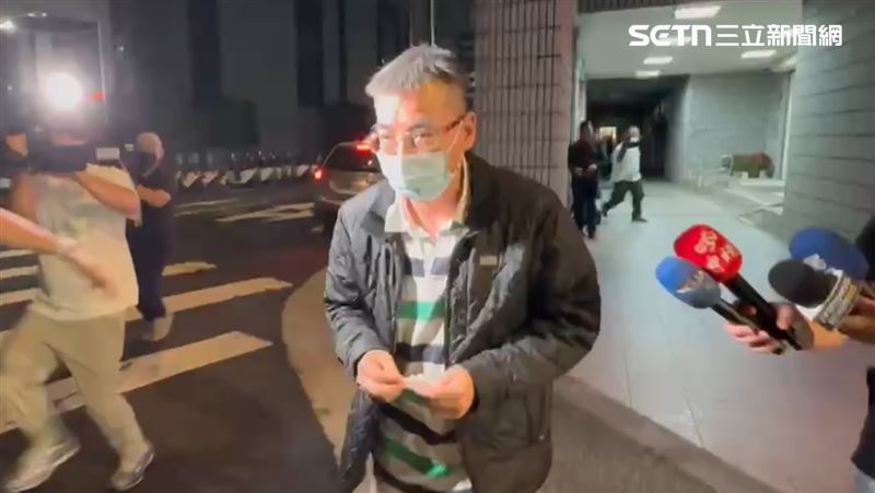 負責人經過幾個小時說明，臉上明顯掛著疲態，原先低調不願受訪，直到聽見媒體提到「針孔」關鍵字，才突然停下腳步回應。（圖／翻攝畫面）