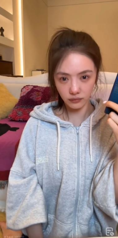 蔡文靜以素顏狀態開直播,疑似酒後情緒潰堤,邊唱歌邊哭。(圖/翻攝自微博)