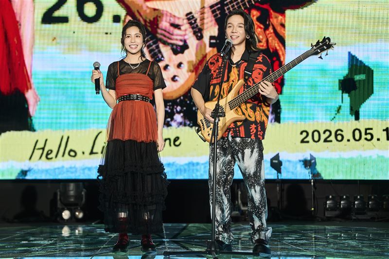 以諾（右）與可庭（左）首度合唱，兩人心境截然不同。（圖／相信音樂提供）