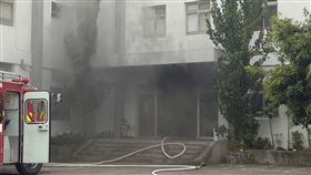 新北樹林一家科技廠今日下午發生火警，一樓會議室竄出濃煙，警消前往搶救。（翻攝畫面）