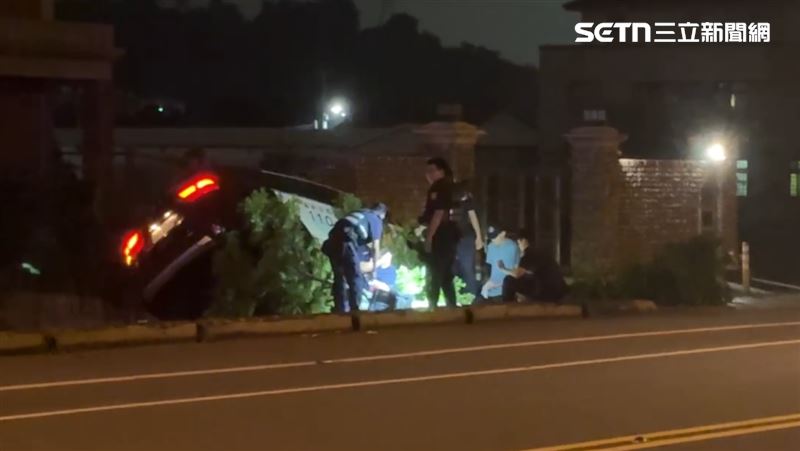 車禍意外，造成2名員警受傷，其中女警神情痛苦，虛弱依偎在同事身旁。（圖／翻攝畫面）