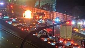 國1晚間火燒車！自小客燒成焦黑淪廢鐵。（圖／翻攝畫面）