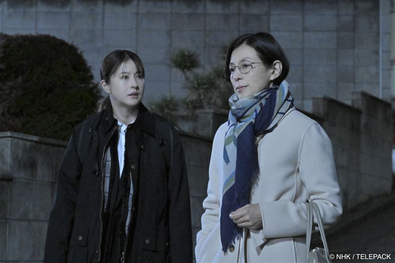 《對決》松本若菜（左）多次找上鈴木保奈美，企圖請對方說明真相。（圖／Hami Video提供）