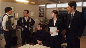《對決》松本若菜（右二）靠著對案件追查的執著，贏得記者同仁的認同。（圖／Hami Video提供）