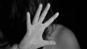 彰化1名男子利用女子肚子痛，誆稱可「作法」減輕痛苦，將女子載往摩鐵性侵，彰化地院依強制性交罪判處4年10月徒刑。（示意圖；翻攝自pexels）