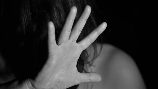 誆女作法可治肚子痛　爛男摩鐵性侵慘了