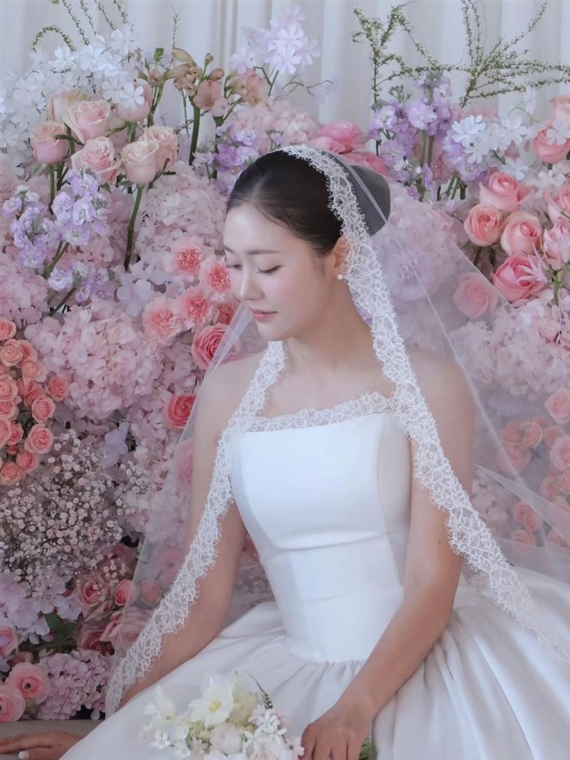 「韓國啦啦隊傳奇大學姊」鄭多惠結婚了!親自公開婚禮現場照。(圖/翻攝自IG@dahye___j )來源 新媒體