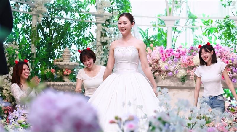 鄭多惠婚禮最高潮,河智媛、禹洙漢擔任起「婚禮應援」熱舞。(圖/翻攝自IG@dahye___j )