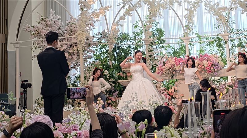鄭多惠婚禮最高潮,河智媛、禹洙漢擔任起「婚禮應援」熱舞。(圖/翻攝自IG@dahye___j )