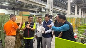 王國材董事長慰問物流園區北臺灣郵件作業中心同仁，該中心預計本週起逐步恢復正常作業。（圖／中華郵政提供） 
