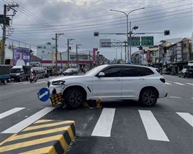 彰化最衰庇護島又被撞！母親節BMW第16撞（圖／翻攝畫面）