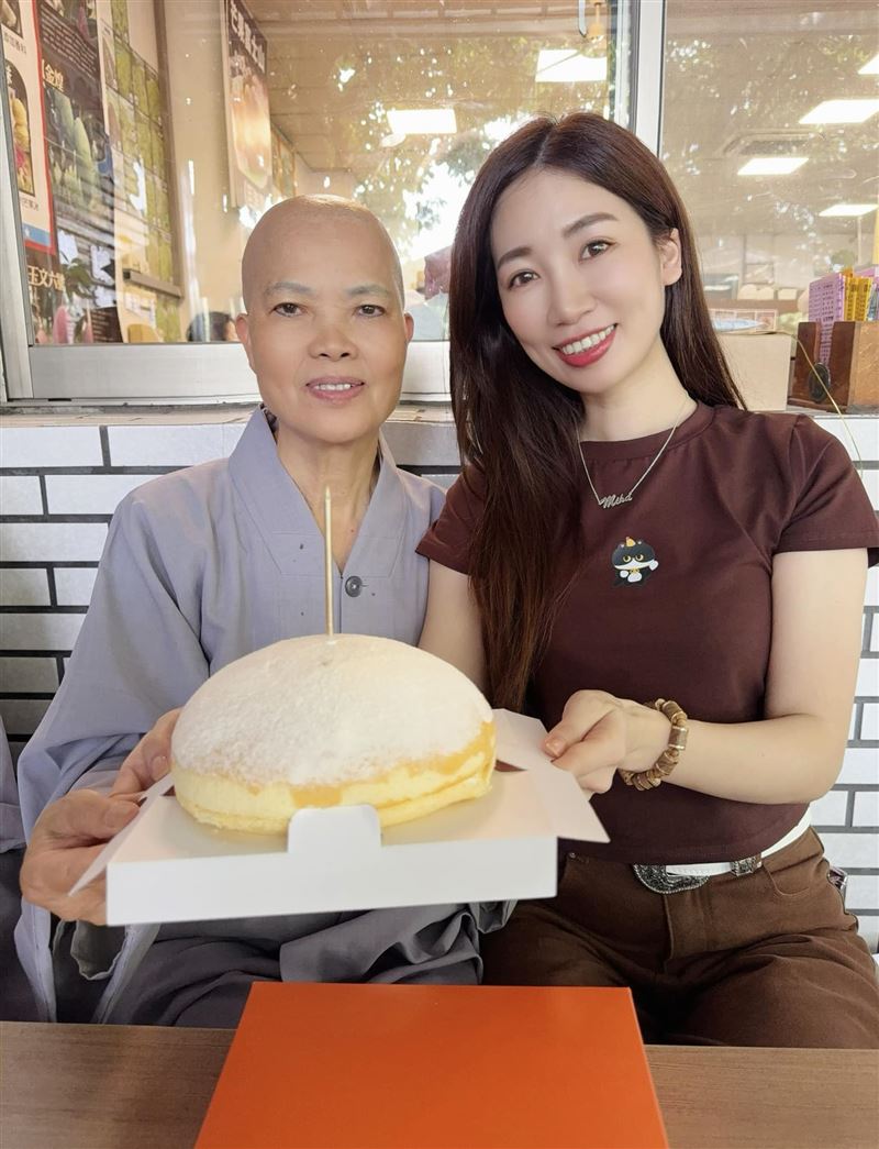 向蕙玲母親節曬出和媽媽的合照表達感謝。（圖／翻攝自向蕙玲臉書）
