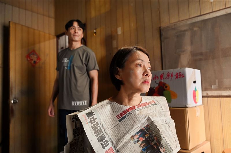 澎恰恰推出新歌〈做你的後生你的囝〉，MV邀請柯淑勤與黃鐙輝演出。（圖／YouTube「說到不如做到陪伴」提供）