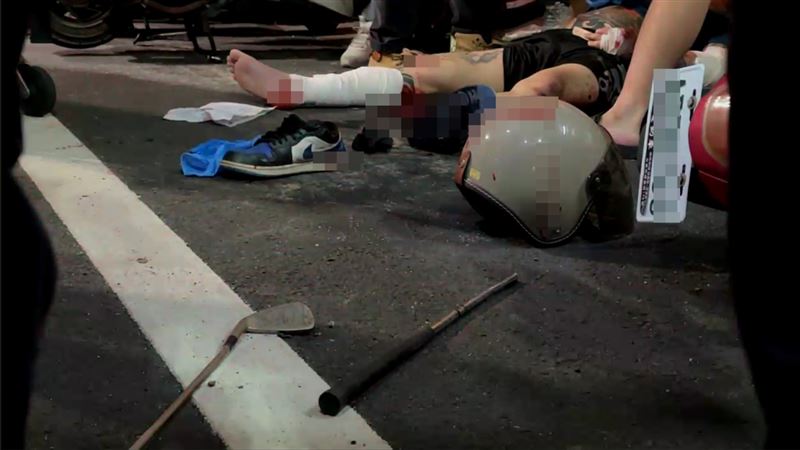 男子全身有多處刀傷，現場遺留兇手作案用器具。（圖／翻攝畫面）