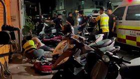 台東市區今天（11日）發生一起砍人事件，一名年約30歲的男子在住家門口與人發生衝突，遭對方持刀砍傷頭部及手腳，全身有多處刀傷，經送醫救治暫無生命危險。警方表示，已掌握兇嫌身分，已陸續通知4人到案說明。（圖／翻攝畫面）