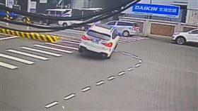 又撞了，BMW，騎上彰南路庇護島，第16撞，新車展示場，大迴轉(圖／翻攝畫面)