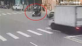 台中,死亡車禍,閃燈路口,監視器,北區,撞擊瞬間（圖／翻攝畫面）