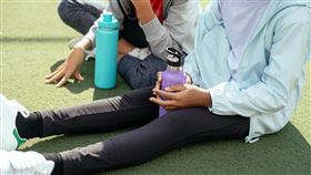 醫師提醒，兒童水壺掛在脖子上或斜背，跌倒恐釀內臟損傷要注意。（示意圖／pexels）
