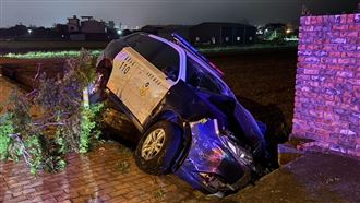 追毒男出意外！警車墜溝 車頭全毀畫面曝