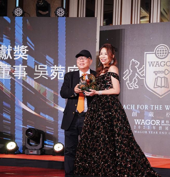 酒店教父袁昶平創辦葳格國際學校，前年與執董吳菀庭再婚，如今傳出疑涉及背信案，學校8日遭檢調搜索。(圖／翻攝自葳格國際學校臉書)