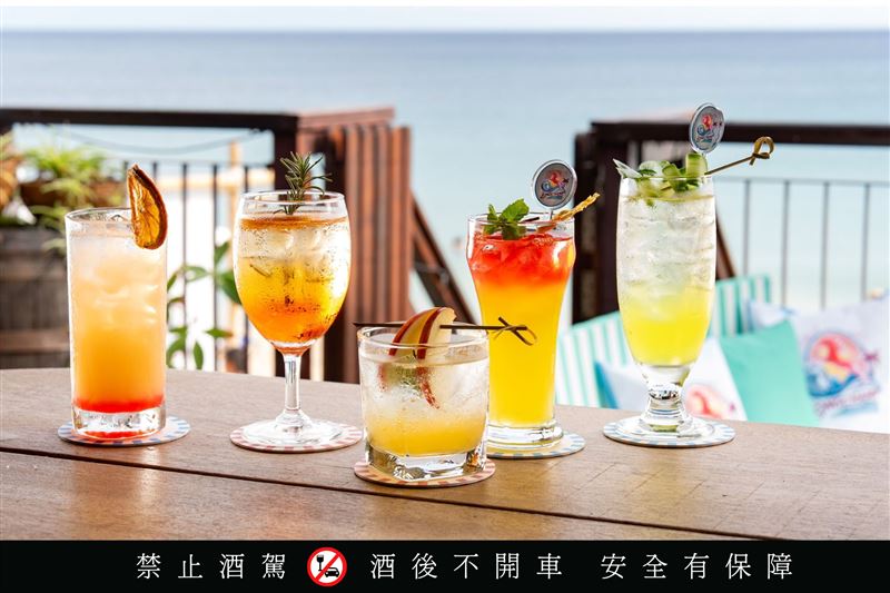 小灣酒吧期間限定菜單，從酥炸鮭魚主餐到沁涼果香飲品、風格調酒到造型冰棒，將夏日風味轉化為兼具風格與感官的餐飲體驗。（圖／飯店旅宿業者提供）