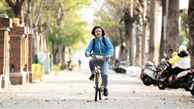 27歲的小英媽媽早逝，全家都是障礙者，家境清寒且變故接踵而來。