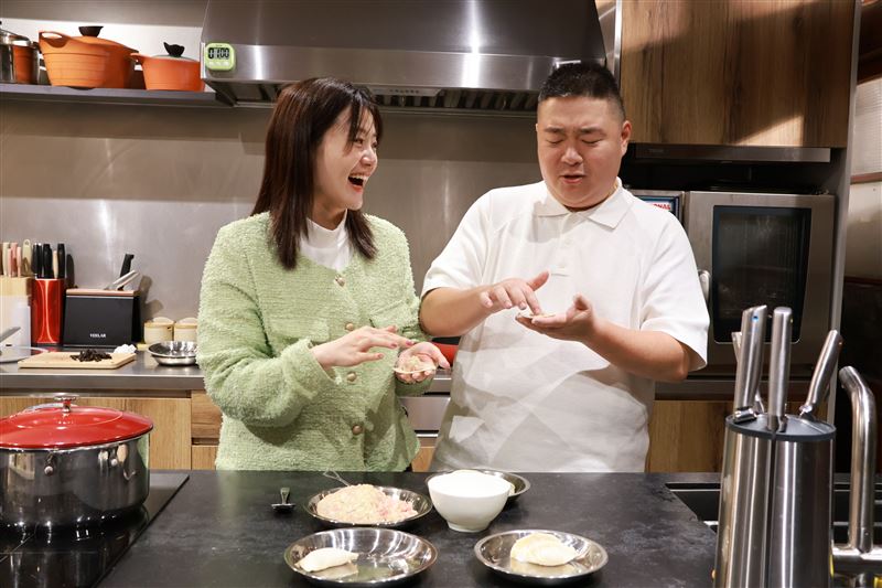 楊小黎與郝劭文邊做菜邊回憶過往。(圖/客台提供)