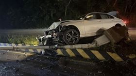 精神不濟釀禍！苗栗BMW休旅車「騎上」分隔島　撞斷路燈波及2車（圖／翻攝畫面）