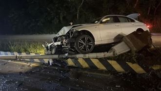 苗栗BMW「騎上」分隔島　撞斷路燈波及2車
