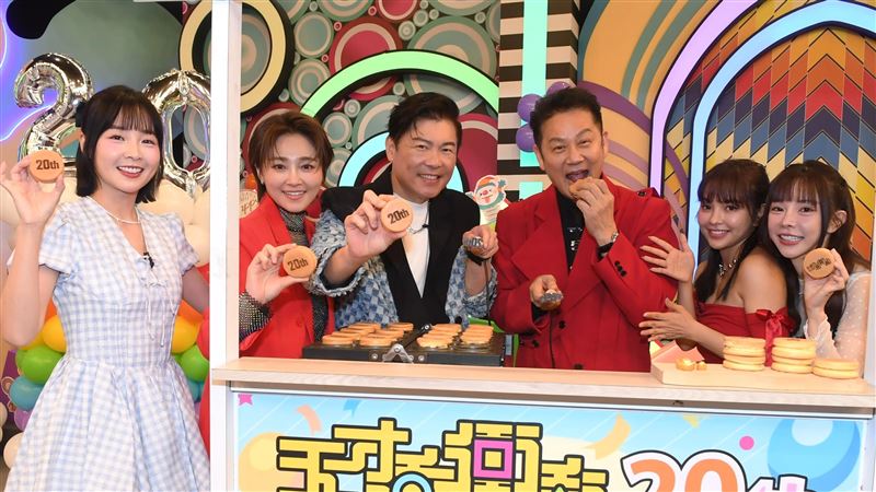 主持人徐乃麟(右3)與曾國城(左3)現場挑戰DIY車輪餅。（圖／華視提供）