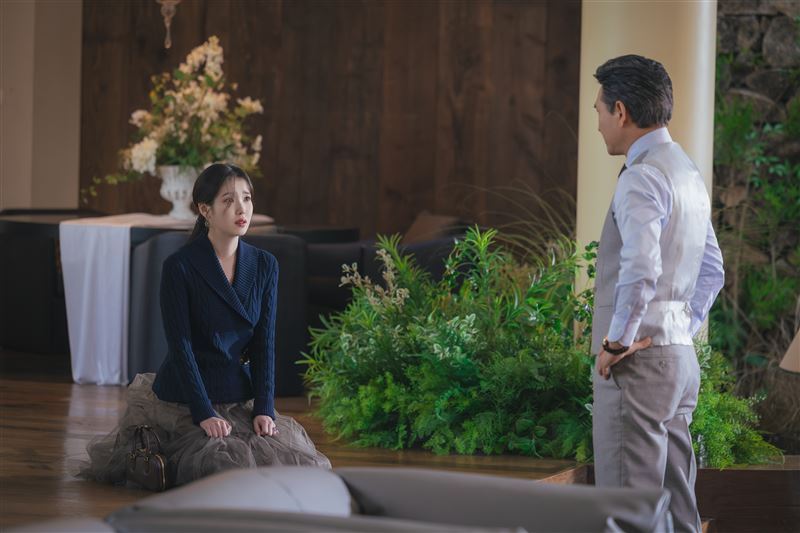 IU親自向總裁父親下跪求援,選擇獨自承擔一切。(圖/Disney+提供)