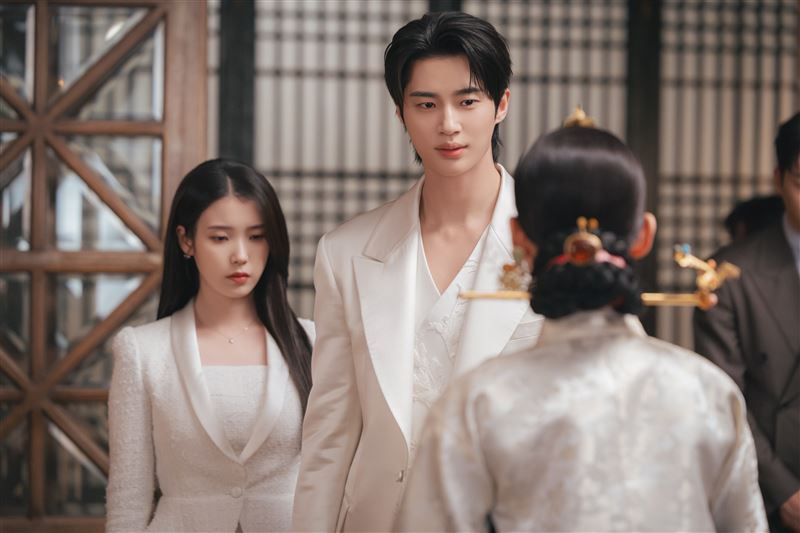 成熙周(IU飾)與理安大君(邊佑錫飾)的契約婚姻被揭發。(圖/Disney+提供)