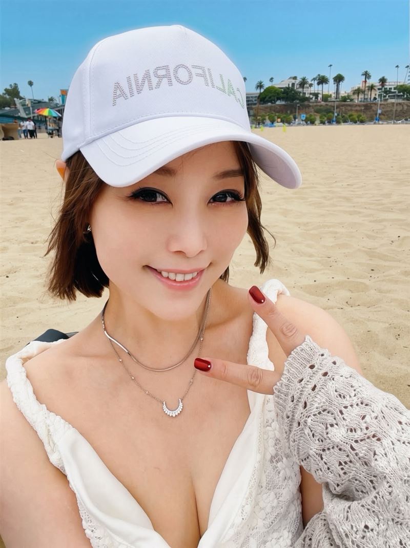 朱安禹海邊深V低胸，不科學身材藏不住。（圖／翻攝自IG @peachanyu）