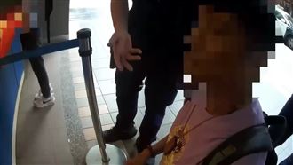 奇葩男逼店員守門！下跪哀求嚇壞客人