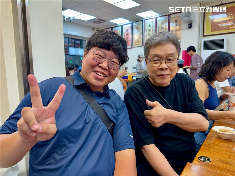 熱情粉絲認出楊烈,立即上前要求合照。(圖/翻攝畫面)