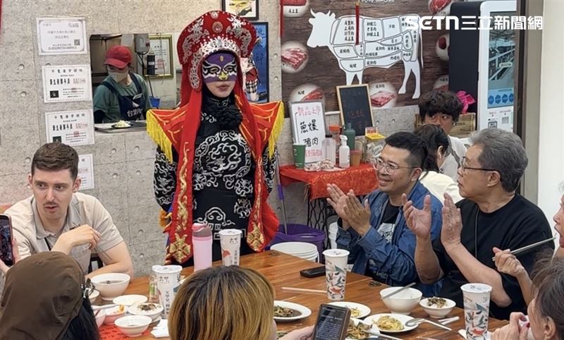 楊烈世界巡迴演唱會台南場結束後,立刻直奔大嗑台南美食牛肉湯,業者竟還提供川劇變臉表演。(圖/翻攝畫面)