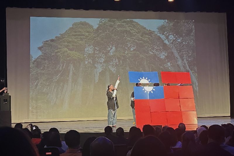 國立台灣體育運動大學舞蹈團舊金山灣區演出，慶祝台美人傳統週，現場拼出台灣國旗，將氣氛推向高點。（圖／中央社）
