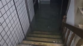 百坪地下室淹水一度達70公分。（圖／民眾提供）
