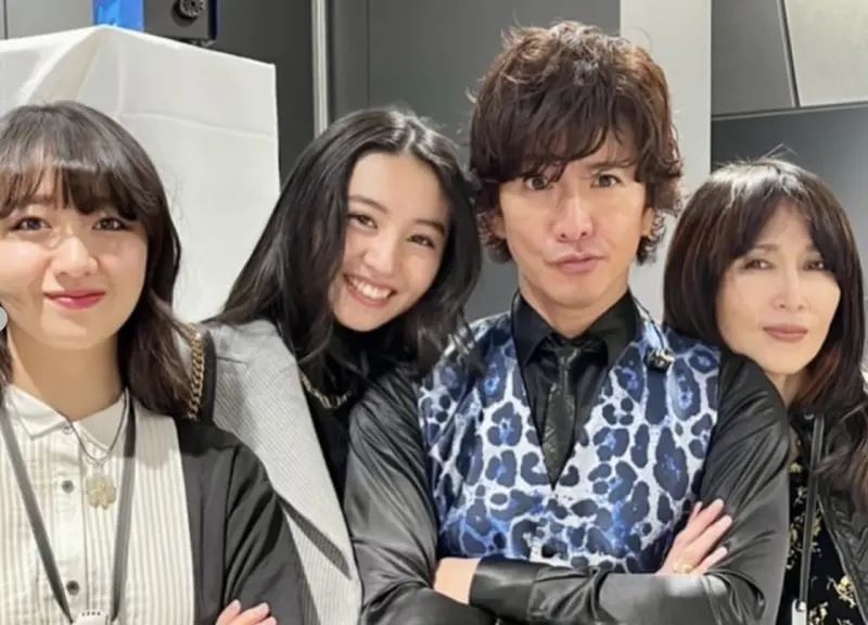 工藤靜香與老公木村拓哉以及兩個女兒難得4人同框。（圖／翻攝自IG＠koki）