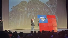 國立台灣體育運動大學舞蹈團舊金山演出  拼巨幅國旗國立台灣體育運動大學舞蹈團舊金山灣區演出，慶祝台美人傳統週，現場拼出台灣國旗，將氣氛推向高點。中央社記者張欣瑜舊金山攝　115年5月11日